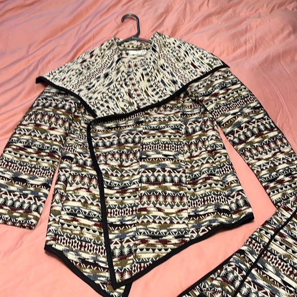 Kenar Wrap jacket with matching asymmetrical mini skirt - Picture 2 of 9